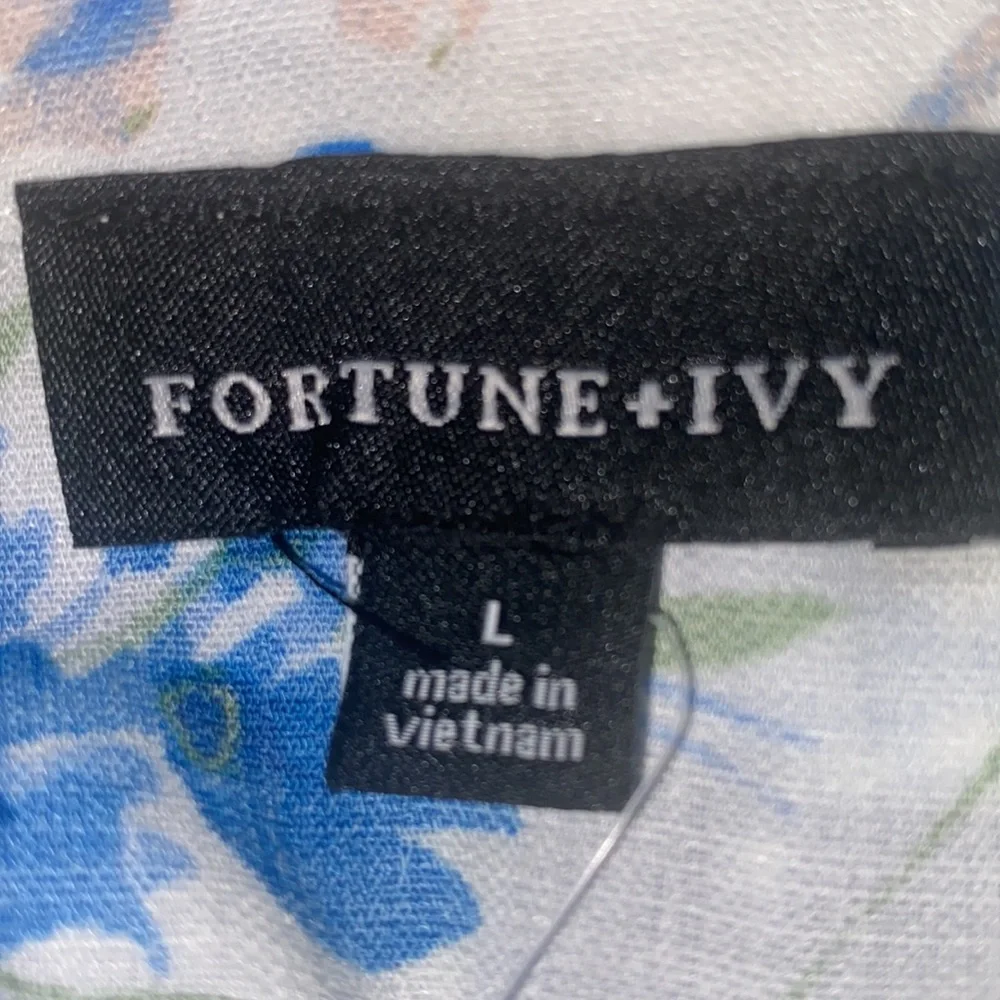 NWOT Fortune & Ivy, Stitch Fix Blue‎ & White Floral Crochet Short Sleeve Top